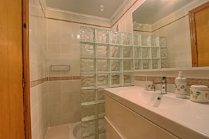 Dusche, Haartrockner, Handtücher