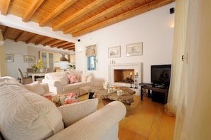 Una Smart TV, una chimenea, un reproductor de DVD, libros