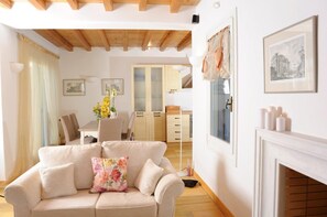 Una Smart TV, una chimenea, un reproductor de DVD, libros