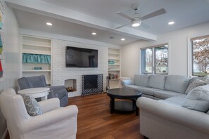 Smart TV, fireplace, ping pong