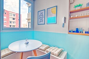 Deluxe Studio (381437) | Living area