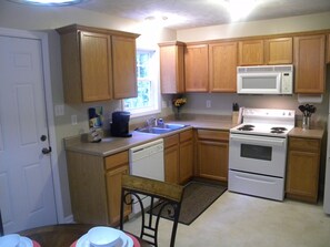 ثلاجة، ميكروويف، فرن، موقد طهي مسطح