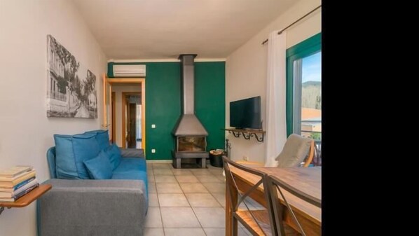 Televisión y chimenea 