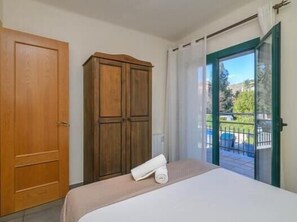 3 habitaciones, tabla de planchar con plancha, internet y ropa de cama 