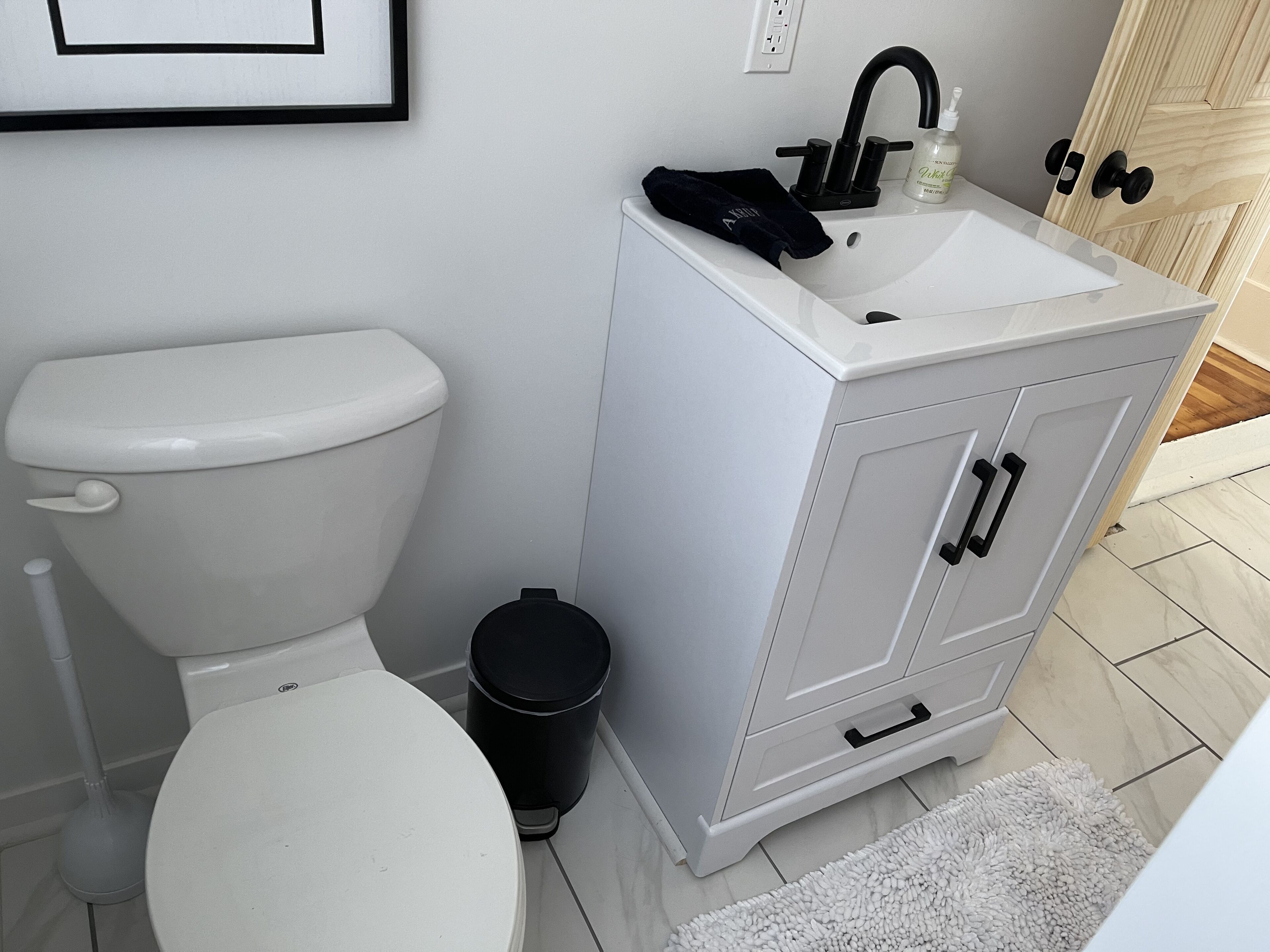 Een bad/douchecombinatie, een haardroger, handdoeken, zeep