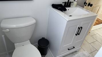 Combinació de dutxa i banyera, assecador de cabells, tovalloles i sabó