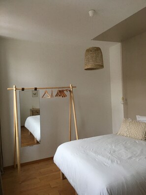 1 slaapkamer, een strijkplank/strijkijzer, gratis wifi, beddengoed