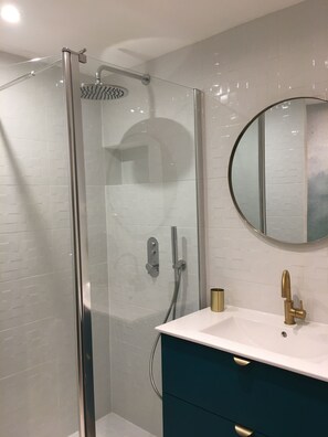 Doccia, asciugacapelli, asciugamani, sapone