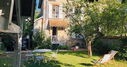 Familia en casa antigua con jardín cerca del bosque