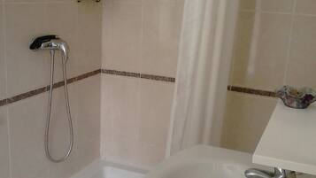 Shower, free toiletries, towels