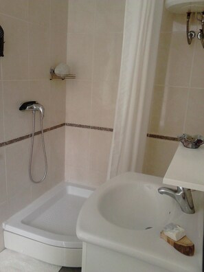 Dusche, kostenlose Toilettenartikel, Handtücher