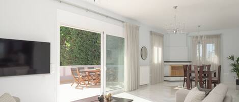 Télévision, cheminée, livres