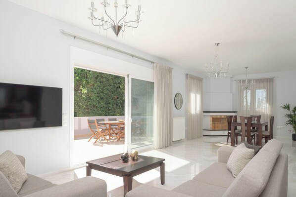 Televisio, takka, kirjoja