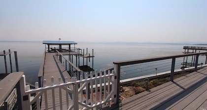 Beautiful 5 Bedroom, 3 bath waterfront home on Clearlake w/private hot tub