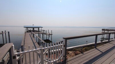 Beautiful 5 Bedroom, 3 bath waterfront home on Clearlake w/private hot tub