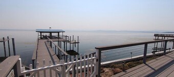 Beautiful 5 Bedroom, 3 bath waterfront home on Clearlake w/private hot tub