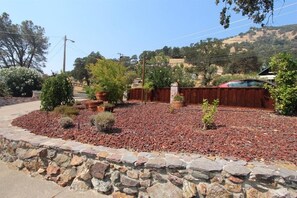 Property grounds - Beautiful 5 Bedroom, 3 bath waterfront home on Clearlake w/private hot tub (Nice)