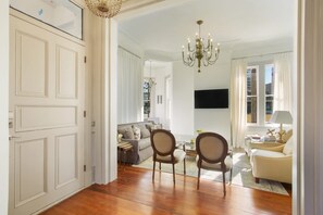 Televisión y oficina 