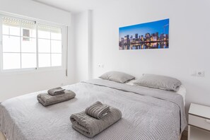 3 bedrooms, travel cot, free WiFi, bed sheets - New & Modern 3BR Fuengirola Centre - BEACH (Fuengirola)