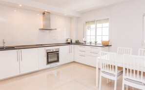 Fridge, microwave, oven, stovetop - New & Modern 3BR Fuengirola Centre - BEACH (Fuengirola)