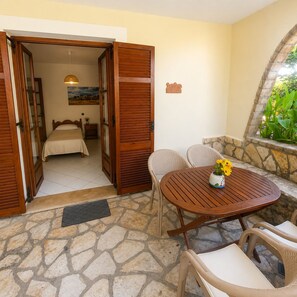 Outdoor dining - Achilleas Apartment  (Agios Gordios, Corfu)