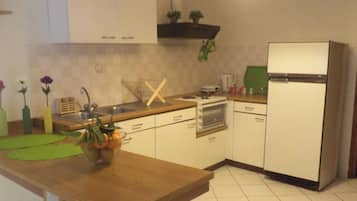 KĂŒhlschrank, Mikrowelle, Ofen, Herdplatte