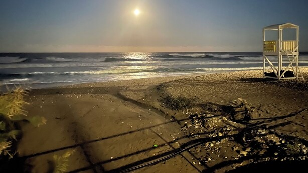 A beach with waves, a lifeguard tower, and a clear sky. - Cottage House (Agios Gordios, Corfu)