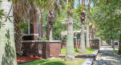 The Condon Carriage | Cozy Downtown Escape