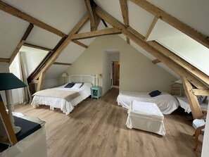 5 slaapkamers, een bureau, een strijkplank/strijkijzer, reisbedje