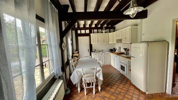 冷蔵庫、電子レンジ、オーブン、コンロ