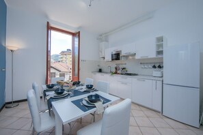 Geladeira, micro-ondas, cooktop, lava-louças