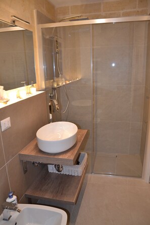 Dusche, Haartrockner, Bidet, Handtücher