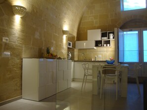 Frigorífico, microondas, cafetera o tetera y hervidor eléctrico