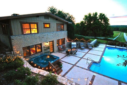 Exquisite Flint Hills Estate with Pool and Hot Tub