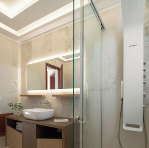 Combined shower/tub, hair dryer, towels, soap - Christina Villa III, Steps to Sandy Beach (Rethymno)