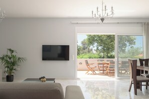 TV, caminetto, libri