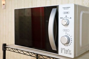Un four à micro-ondes doté d’un écran numérique et d’un panneau de commande.