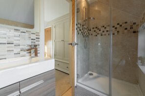 Badewanne, Haartrockner, Handtücher