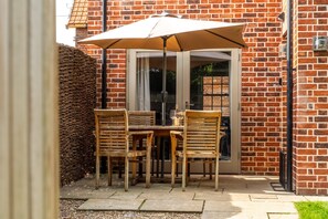 Outdoor dining - Foxhill House, South Creake, Norfolk (South Creake)