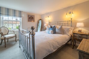 2 عدّة غرف نوم ومكواة/لوح كي وخدمة الإنترنت وملاءات أسرّة