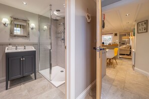 Douche, séchoir à cheveux, serviettes fournies