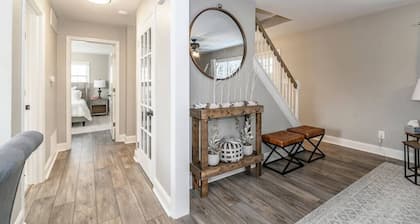 Hot Tub | 7 Beds | Fire Pit | Patio & Grill