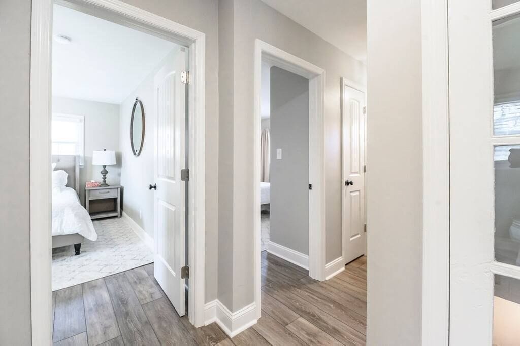 5 soverom, skrivebord, strykejern/-brett og reiseseng for barn