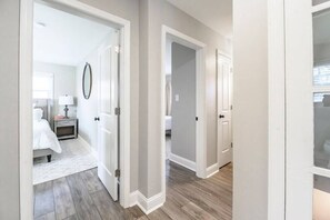 5 Schlafzimmer, Schreibtisch, Bügeleisen/Bügelbrett, Reisekinderbett