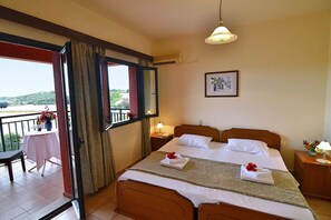 4 chambres, coffres-forts dans les chambres, fer et planche à repasser