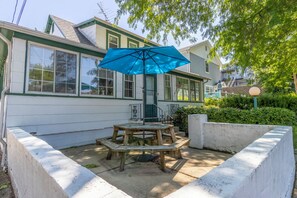 Outdoor dining - Classic Comfortable Cottage (Michigan City)