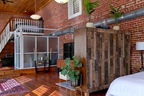 2 bedrooms, desk, iron/ironing board, free WiFi - Premier Downtown Loft Building, Just Opened (Pensacola)