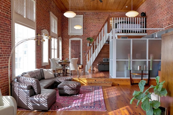 Smart TV, stereo, offices, printers - Premier Downtown Loft Building, Just Opened (Pensacola)