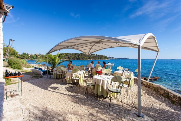 Outdoor dining - STUDIO "GREEN GARDEN" in own SOUTH GARDEN- balcony, 5 minutes walk from the beach, Rovinj (Rovinj)