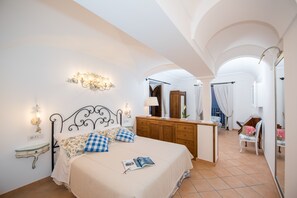 5 bedrooms, iron/ironing board, WiFi, bed sheets
